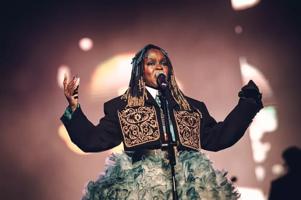 Baile da Chic Show com Lauryn Hill, Jimmy Bo Horne, Mano Brown e muito mais reúne milhares de pessoas em São Paulo